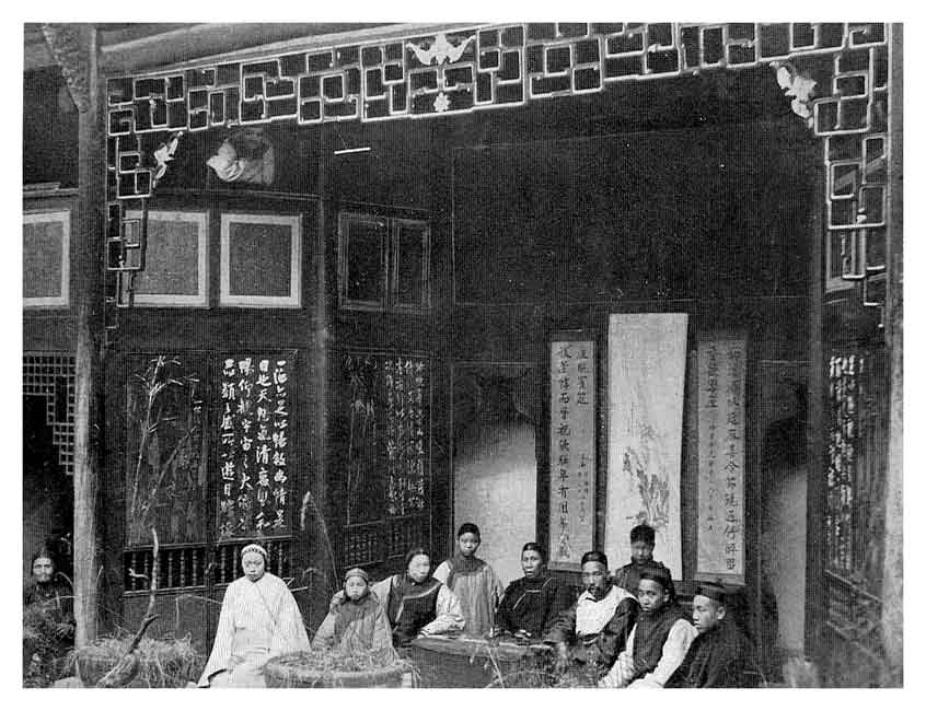 Китайская семья перед входом в главный холл усадьбы. Провинция Сычуань. Фото 19 века.